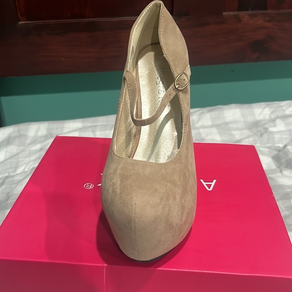 Shoes - Picture 2 of 4